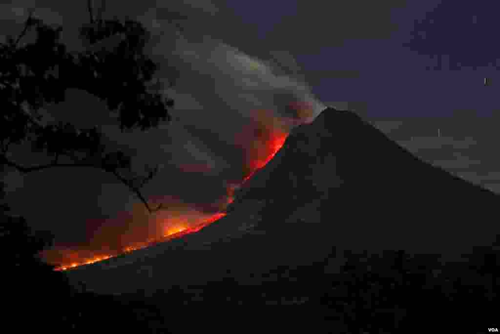 Erupção do vulcão Monte Sinabung vista a partir da vila de Kuta Tengah em Karo, Indonésia, Jan. 14, 2014. 