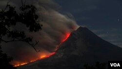 Núi Sinabung núi lửa phun khói và tro bụi lên không trung, ngày 14/1/2014.