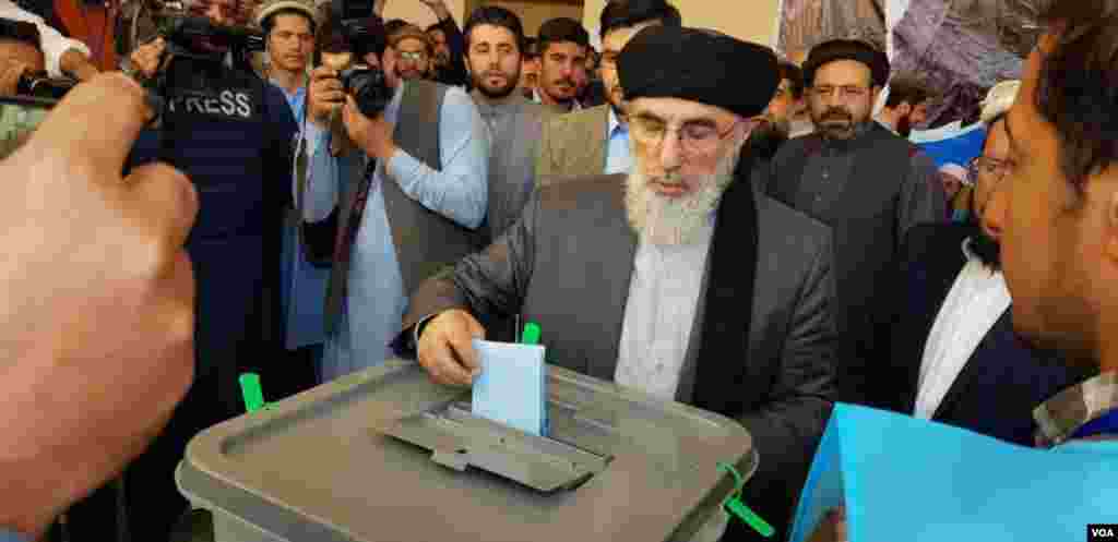 گلبدین حکمتیار، از نامزدهای انتخابات ریاست جمهوری رای خود را به صندوق ریخت. آقای حکمتیار پیش از این نسبت به احتمال تقلب در انتخابات هشدار داده بود. او پس از رای دهی گفت که با وجود اینکه تذکره&zwnj;اش استیکر نداشت، توانسته رای بدهد