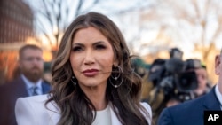 Menteri Keamanan Dalam Negeri AS Kristi Noem berbicara dengan sejumlah reporter di Gedung Putih, Washington, pada 29 Januari 2025. (Foto: AP/Alex Brandon)