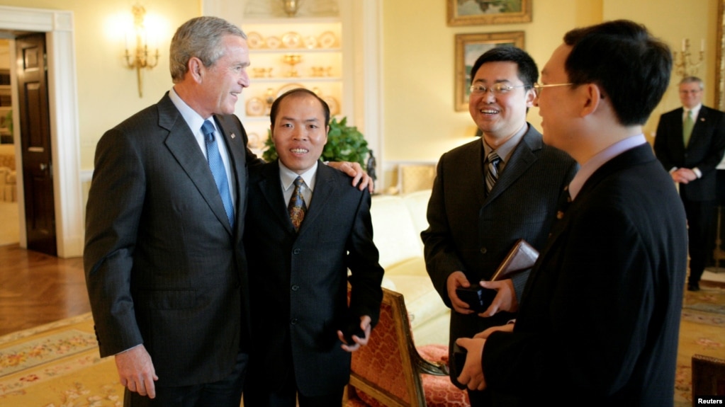 资料照：2006年5月11日美国总统布什在白宫会见人权宗教人士王怡(右二)，余杰(右一)和李柏光。