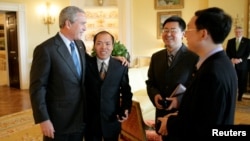 资料照：2006年5月11日美国总统布什在白宫会见人权宗教人士王怡(右二)，余杰(右一)和李柏光。