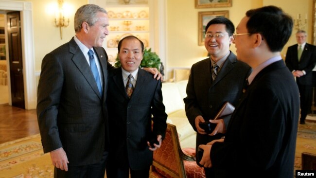 2006年5月11日，时任美国总统布什在白宫会见中国人权活动人士。（从左到右：布什总统、李柏光、王怡和余杰） 