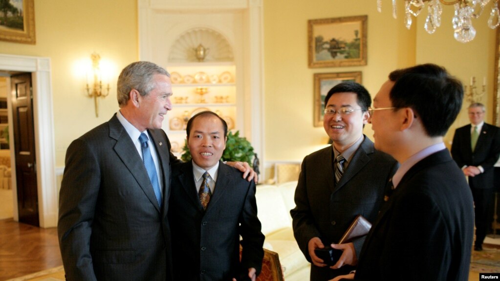 2006年5月，时任美国总统乔治·W·布什(George W. Bush)与王怡牧师（左三）等三位中国基督教活动家会面 