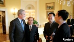 2006年5月，时任美国总统乔治·W·布什(George W. Bush)与王怡牧师（左三）等三位中国基督教活动家会面
