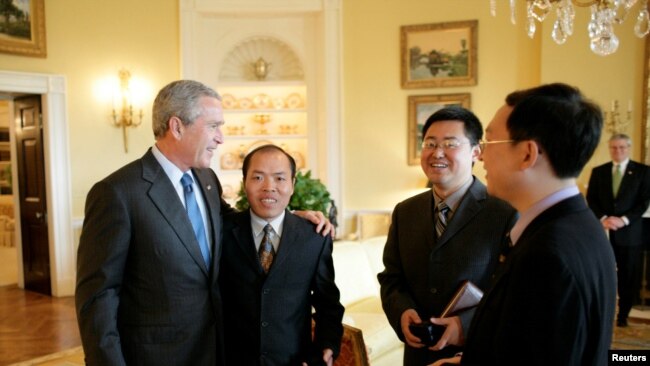 2006年5月,时任美国总统乔治·W·布什(George W. Bush)与王怡牧师(左三)等三位中国基督教活动家会面