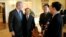 2006年5月11日，时任美国总统布什在白宫会见中国人权活动人士。（从左到右：布什总统、李柏光、王怡和余杰） 