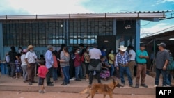 Esta fotografía publicada por la Presidencia de Guatemala muestra a ciudadanos mexicanos en un refugio temporal en una escuela en Nueva Reforma, Huehuetenango, Guatemala, el 27 de julio de 2024.