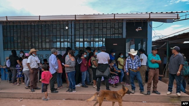 Esta fotografía publicada por la Presidencia de Guatemala muestra a ciudadanos mexicanos en un refugio temporal en una escuela en Nueva Reforma, Huehuetenango, Guatemala, el 27 de julio de 2024.