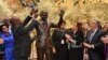 Presiden Afrika Selatan Cyril Ramaphosa (kiri) membuka selubung patung Nelson Mandela di markas PBB, New York, Senin (24/9). 