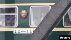 지난 2013년 7월 중국 단둥에서 북한 평양으로 향하는 열차가 압록강 철교를 지나고 있다. (자료사진)