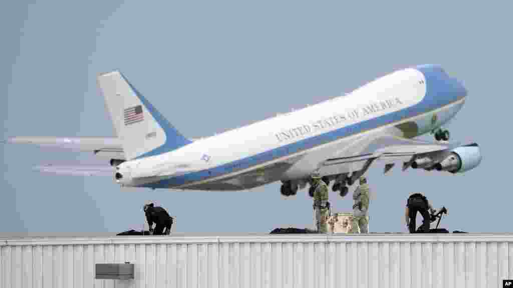 Air Force One, l&#39;avion du président américain, décolle à l&#39;aéroport international d&#39;Orlando, en Floride, le jeudi 16 juin, 2016.