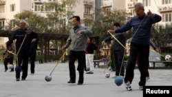 资料照片: 2013年10月17日北京退休人员在社区活动