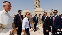 Presiden Prancis Emmanuel Macron mengunjungi Gereja Katolik "Our Lady of the Hour" di Mosul, Irak hari Minggu (29/8). 