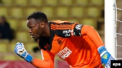 Steve Mandanda de l'Olympique de Marseille veille sur le but pendant le match de la Ligue 1 de de football français entre l’AS Monaco et Olympique de Marseille au Stade Louis II, à Monaco, 17 avril 2016. epa/ SEBASTIEN NOGIER