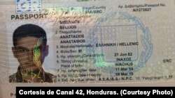 Paspor yang disita dari salah satu lima warga Suriah yang ditahan di bandar udara Tocontin, Honduras (18/11). 