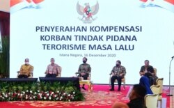 Penyerahan dana kompensasi kepada korban terorisme sebagai bentuk tanggung jawab negara di Istana Negara, Jakarta, Rabu (16/12). (biro Setpres)