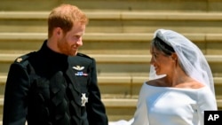 Le prince Harry et Meghan Markle descendent les marches après leur mariage à la chapelle St. George's à Windsor Castle, à Windsor, près de Londres, en Angleterre, le 19 mai 2018. 