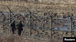 Khu phi quân sự (DMZ), nơi có đầy bom mìn và bị vũ khí ngăn cách hai miền Triều Tiên.