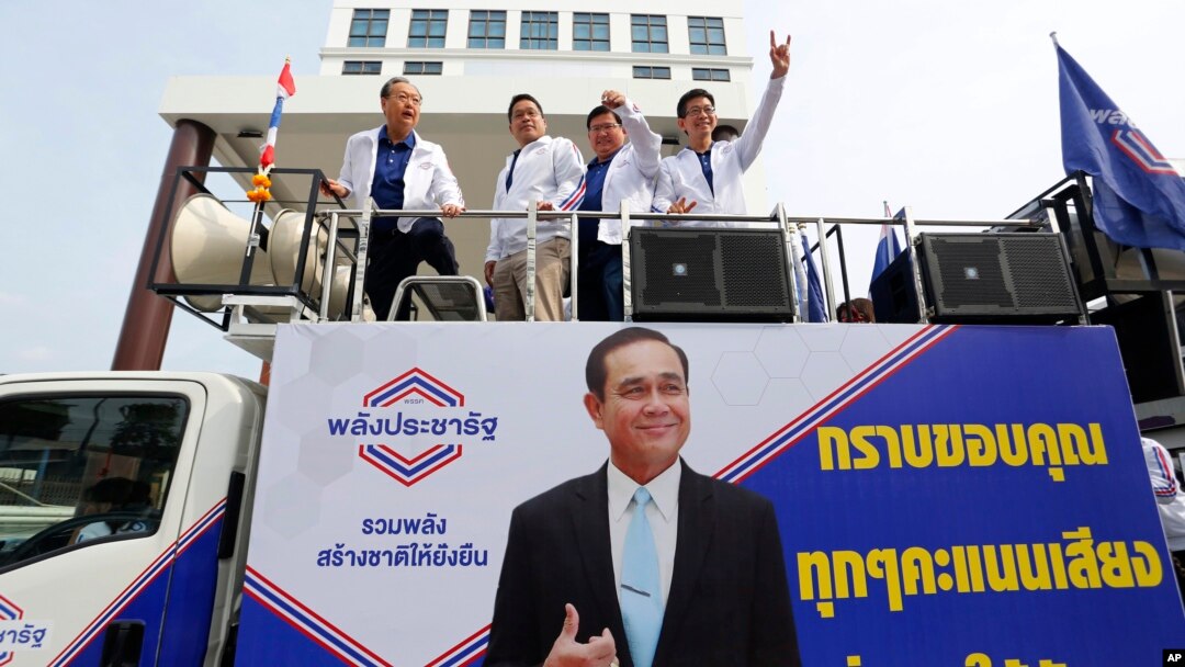 Dari kanan: Juru Bicara Partai Palang Pracharath Kobsak Phutrakul, Sekjen Sonthirat Sonthisajirawong dan pemimpin utama Savanayana di markas besar partai tersebut di Bangkok, Thailand, 27 Maret 2019. 