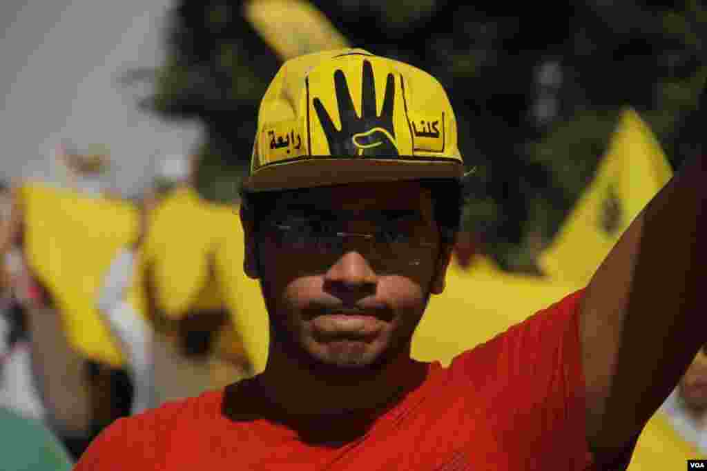 Soldiers attempt to stop anti-government protesters from entering the parliament building in Ouagadougou, capital of Burkina Faso, Oct. 30, 2014. 