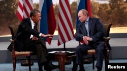 Prezida wa Amerika, Barack Obama ariko abonana na prezida w'Uburusiya, Vladimir Putin mu nama y'ibihugu umunani bikomeye kurusha ibindi kw'isi mu vyerekeye ubutunzi, vyo mu murwi, G8 G8 ahitwa Lough Erne mu gisagara ca Enniskillen, muri Irlande yo mu buraruko kw'italiki cumi n'indwi z'ukwezi kwa gatandatu mu mwaka w'2013.