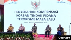 Penyerahan dana kompensasi kepada korban terorisme sebagai bentuk tanggung jawab negara di Istana Negara , Jakarta, Rabu (16/12). (biro Setpres)