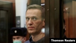 រូបឯកសារ៖ លោក Alexei Navalny មេដឹកនាំ​បក្ស​ប្រឆាំង​រុស្ស៊ី ឈរ​នៅ​ខាង​ក្នុង​បន្ទប់​កញ្ចក់​សម្រាប់​​ជនជាប់ចោទ ក្នុង​អំឡុងពេល​នៃ​សវនាការ​មួយ​ក្នុង​ទីក្រុង​មូស្គូ ប្រទេស​រុស្ស៊ី។