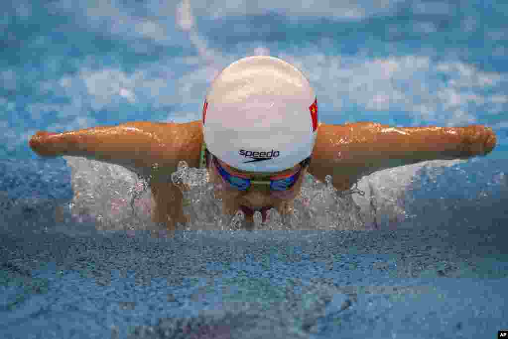 Daomin Liu competes at Women&#39;s 200m Individual Medley - SM6 Heat 1 at the Tokyo Aquatics Centre during the Tokyo 2020 Paralympic Games, Thursday, Aug. 26, 2021, in Tokyo, Japan. (AP Photo/Emilio Morenatti)