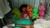 Una niña yace en una cama en el Hospital Infantil "J.M. de los Ríos" en Caracas, Venezuela, 22 de junio de 2017.