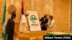 Le président nigérian Muhammadu Buhari a officiellement lancé la nouvelle version de la monnaie numérique à Abuja, le 25 octobre 2021. (VOA/Gilbert Tamba)