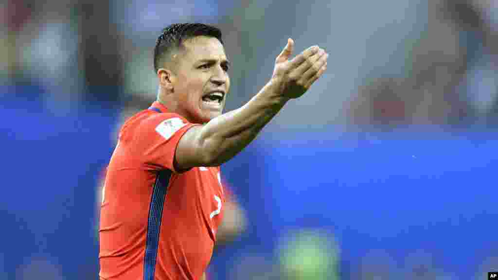 L&#39;attaquant chilien Alexis Sanchez lors de la finale de la Coupe des Confédérations entre le Chili et l&#39;Allemagne, au stade de Saint-Pétersbourg, en Russie, le 2 juillet 2017.