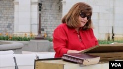 Woman reads Bible at the 27th U.S Capitol Bible Marathon, Washington, D.C., May 4, 2016. (Y. Chen/VOA)