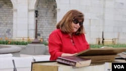 Woman reads Bible at the 27th U.S Capitol Bible Marathon, Washington, DC, May 4, 2016. (Y. Chen/VOA)