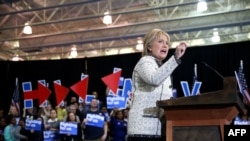 美国民主党总统参选人希拉里·克林顿在竞选集会上发表演讲。