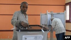 Un Egyptien dépose son bulletin de vote dans un bureau au troisième jour de l'élection présidentielle, Gizeh, 28 mars 2018.