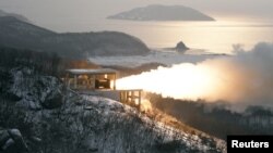 Triều Tiên thử động cơ tên lửa dùng nhiên liệu rắn, lực đẩy mạnh.