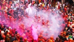 Umat merayakan Holi, festival penuh warna, di dalam Kuil Krishna di Nandgaon, Uttar Pradesh, India, pada 2013.