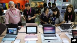 参观者在台北国际电脑展上观看华硕公司的电脑产品。（2015年6月2日）