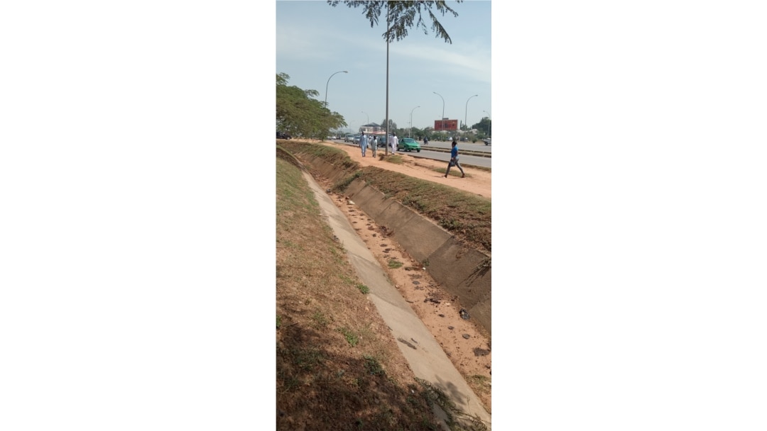 Gutters and byways in the heart of Abuja covered with feces. Nov. 18, 2019. (Timothy Oviezu/VOA)