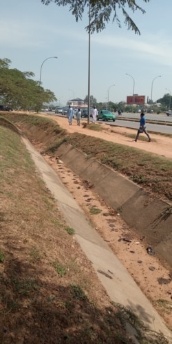 Gutters and byways in the heart of Abuja covered with feces. Nov. 18, 2019. (Timothy Oviezu/VOA)