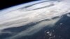 Kolom asap (bawah) dari kebakaran lahan di dan sekitar Ft McMurray, Alberta, Kanada, terlihat dalam foto yang diabadikan oleh astronot NASA, Jeff Williams, dari Stasiun Luar Angkasa Internasional, 11 Mei 2016.
