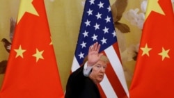 Donal Trump, yang menjabat sebagai Presiden AS kala itu, melambaikan tangan saat bertemu dengan Presiden China Xi Jinping di Beijing, pada 9 November 2017. (Foto: Reuters/Thomas Peter)