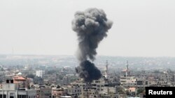 Asap hitam membumbung tinggi menyusul serangan udara Israel di kota Gaza (8/7).