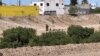 Militares mexicanos supervisan la zona, del lado mexicano de la frontera. Photo: Celia Mendoza - VOA.