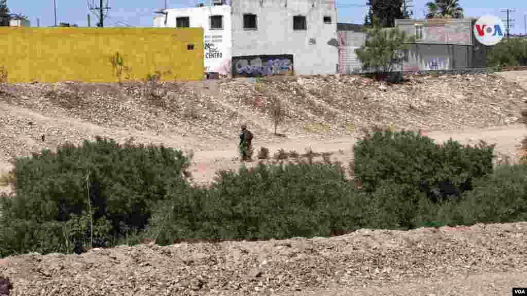 Militares mexicanos supervisan la zona, del lado mexicano de la frontera. Photo: Celia Mendoza - VOA.