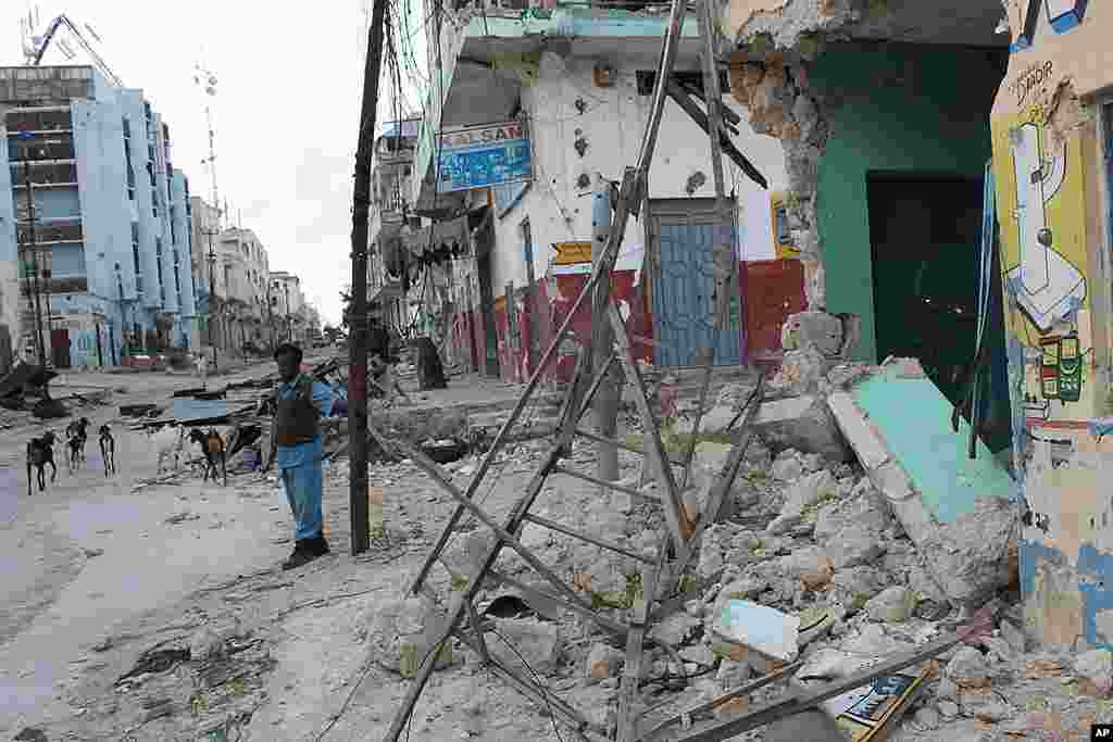 Streets of Bakara Market were empty except for security guards and a few goats on August, 15, 2011, shortly after the end of the AU offensive that drove al-Shabab out of the market. (P. Heinlein/VOA) 