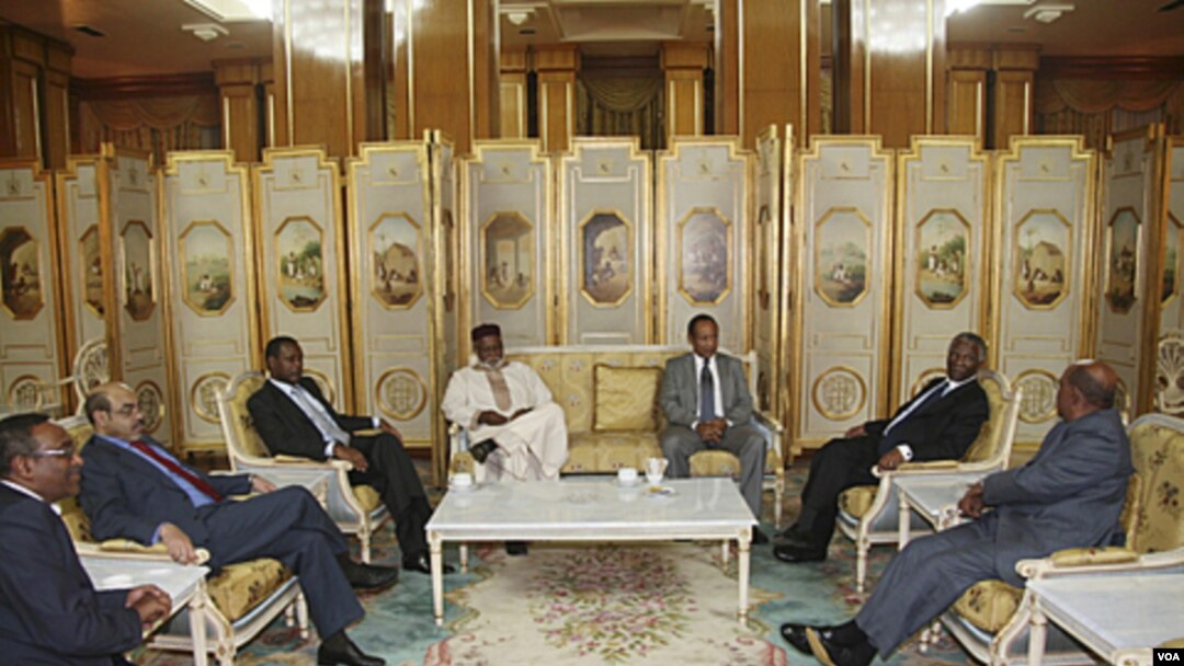 Presiden Sudan Omar Hassan al-Bashir (kanan) berbicara dengan para pemimpin Afrika lainnya dalam perundingan tingkat tinggi di Addis Ababa.