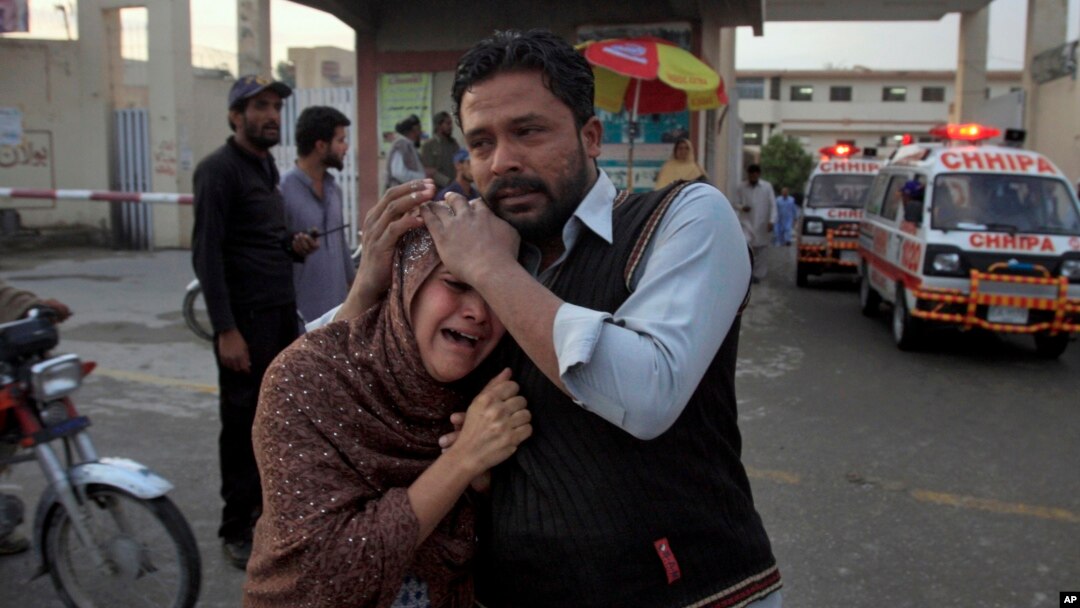 کوئٹہ میں فائرنگ کا نشانہ بننے والے ایک مسیحی شخص کی بیوہ کو اسپتال کے باہر ایک عزیز تسلیاں دے رہا ہے (فائل فوٹو)