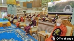 မှတ်တမ်းဓါတ်ပုံ- နိုင်ငံတော်သံဃမဟာနာယကအဖွဲ့ ဆရာတော်ကြီးများက အန္တရာယ်ကင်း ပရိတ်တရားတော်များ ရွတ်ပွားချီးမြှင့်စဉ် (၃၁-၁၀-၂၀၂၀) {ဓါတ်ပုံ-နိုင်ငံတော်သံဃမဟာနာယကအဖွဲ့}
